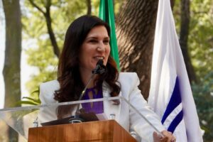 Kenia López Rabadán llama a defender la democracia