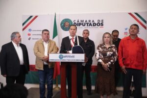 Ricardo Mejía Berdeja protege a trabajadores de AHMSA sin cobro
