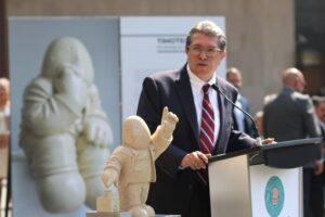 «Timo» toma la tribuna: Monreal abre las puertas de San Lázaro al crítico más silencioso