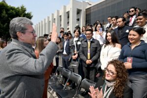 Monreal receta unidad con Sheinbaum y lectura de su propia obra a jóvenes