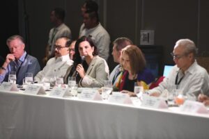 Kenia López Rabadán plantea seguridad y democracia como base económica