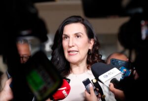 López Rabadán lanza ultimátum por pifia contra mujeres en reforma electoral