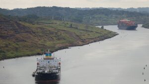 Empresas pagan 4 millones de dólares para cruzar el Canal de Panamá