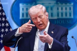 Trump lanza advertencia a Irán por cobros a petroleros en Ormuz