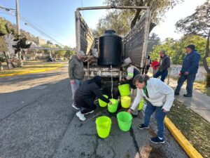 Participan servidores públicos en el mantenimiento del arbolado de Paseo Matlazincas