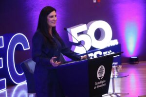 Kenia López debate en el Tec de Monterrey sobre democracia y juventud