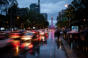 Lluvia y marchas colapsan vialidades y retrasan nueve líneas del Metro CDMX