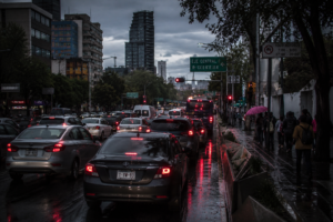 Lluvias y marchas complican vialidad en CDMX; calidad del aire es aceptable