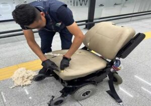 Aseguran ocho kilos de cocaína en silla de ruedas dentro del AICM