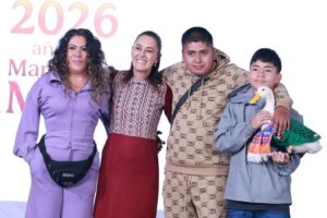 Familia de «El Pato Merlín» recibe vivienda del INVI en CDMX