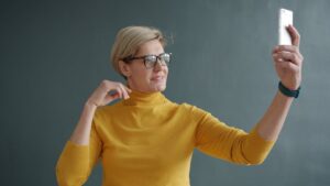 ¿Los lentes con IA podrán evitar que saques el celular?