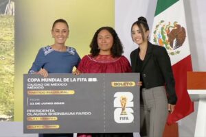 Sheinbaum entrega boleto para inauguración del Mundial a ganadora de Veracruz