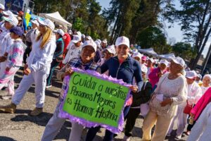 Reúne Rocío Pegueros a más de 280 adultos mayores en caminata por la salud