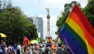 Marcha LGBT y lluvia saturan vialidades del centro de CDMX este sábado