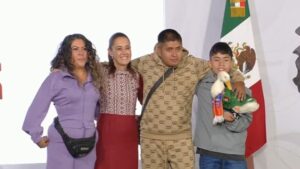 Claudia Sheinbaum recibe en Palacio Nacional a familia del pato Merlin