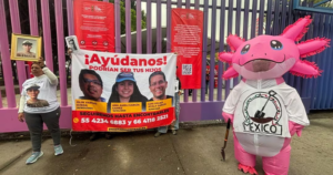 Protesta de buscadoras bloquea viaducto durante exhibición de copa fifa 2026