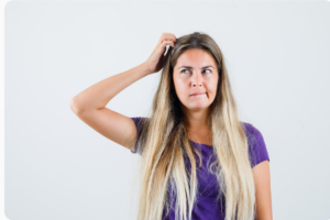 ¿La caspa provoca caída del cabello? Lo que dicen los dermatólogos sobre esta relación poco conocida