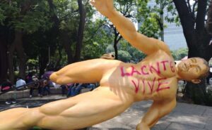 CNTE derriba y “desnuda” figuras de futbolistas en Reforma; protesta escala rumbo al Mundial 2026