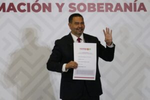 Cruz Pérez Cuéllar registra aspiración en Morena para gubernatura de Chihuahua