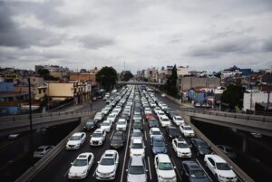 Colapso vial en CDMX: 8 puntos de bloqueo y retrasos en Metro