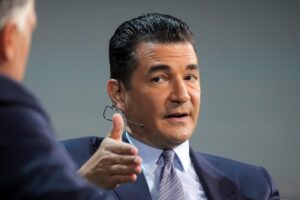 Exdirector de FDA señala cilantro mexicano por brote masivo en EE. UU.