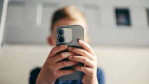 Francia prohíbe redes sociales a menores de 15 años