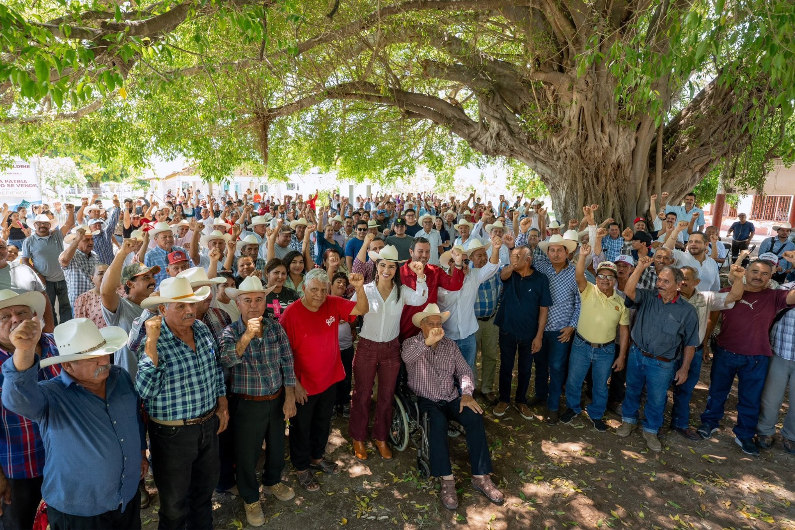 Geraldine Ponce con habitantes de Nayarit durante un encuentro ciudadano
