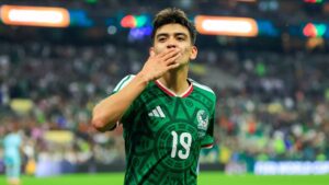 Manchester United descarta puja por Gilberto Mora ante inflación de precio