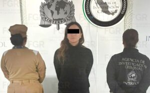 Detienen a Gilda Susana Lozoya en el AICM por caso Agronitrogenados