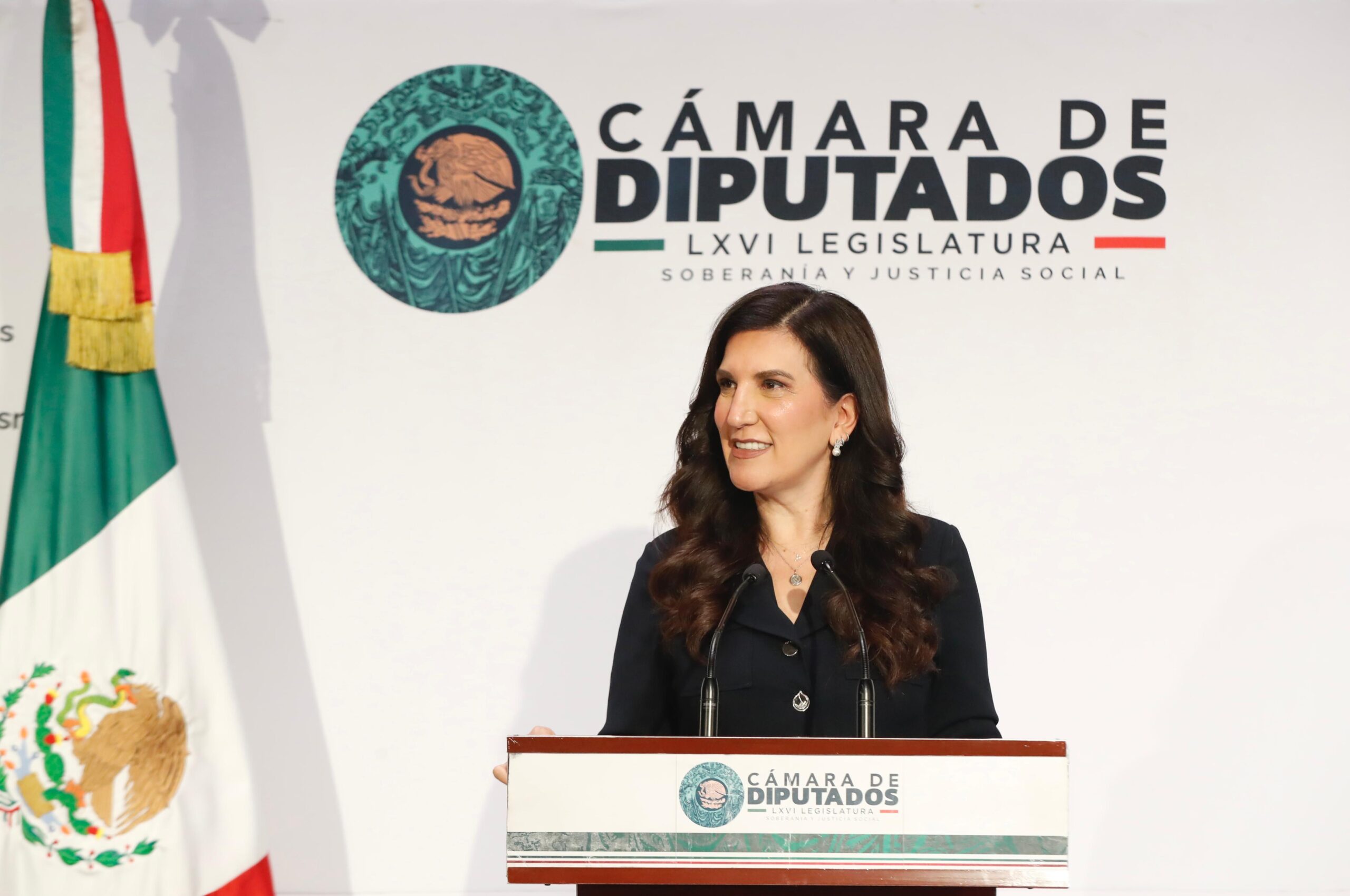 Kenia López Rabadán durante una conferencia en la Cámara de Diputados