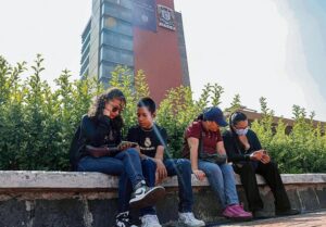 La UNAM estrena examen digital anti-IA entre fallas técnicas y angustia estudiantil