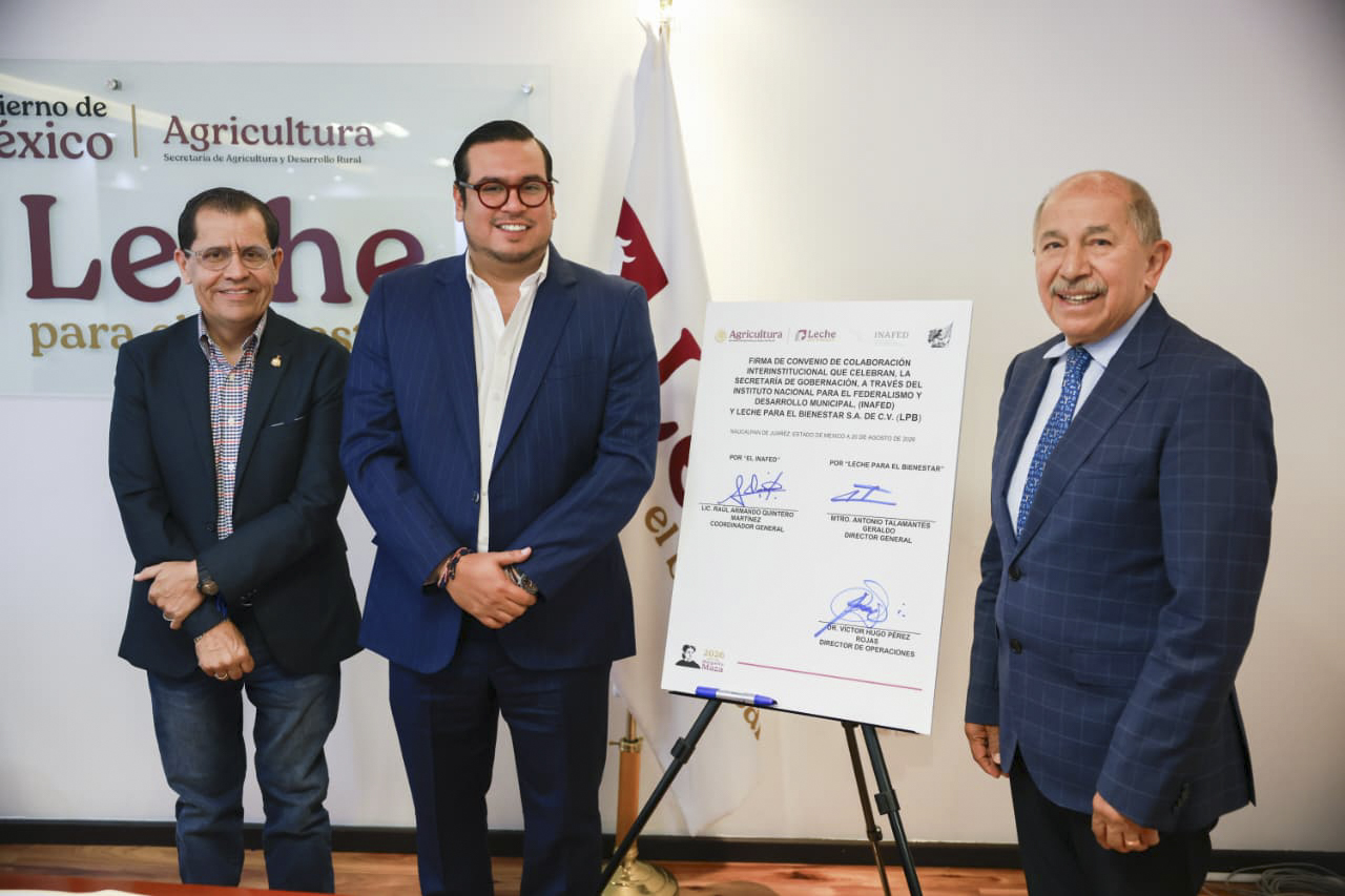Funcionarios muestran el convenio de colaboración de Leche para el Bienestar e Inafed
