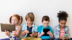 SEP advierte sobre afecciones cognitivas en menores por scroll infinito