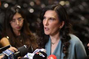 Kenia López pide reglas claras para proteger audiencias sin censurar a los medios