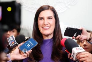 Kenia López Rabadán debate el fracking y la neutralidad de programas