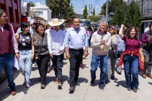 Supervisa Ricardo Moreno pavimentación de calles, con más de 55 años de espera
