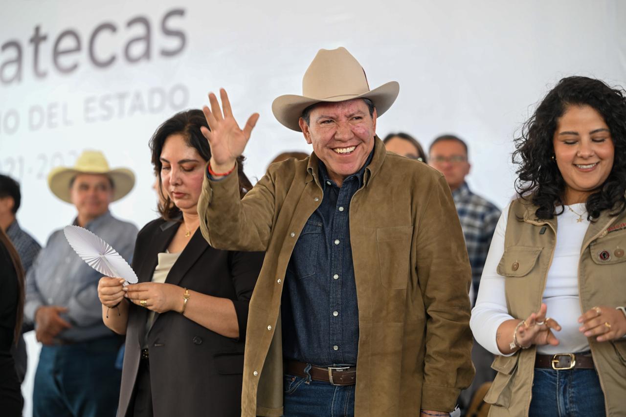 David Monreal saluda durante el foro de programas sociales en Fresnillo