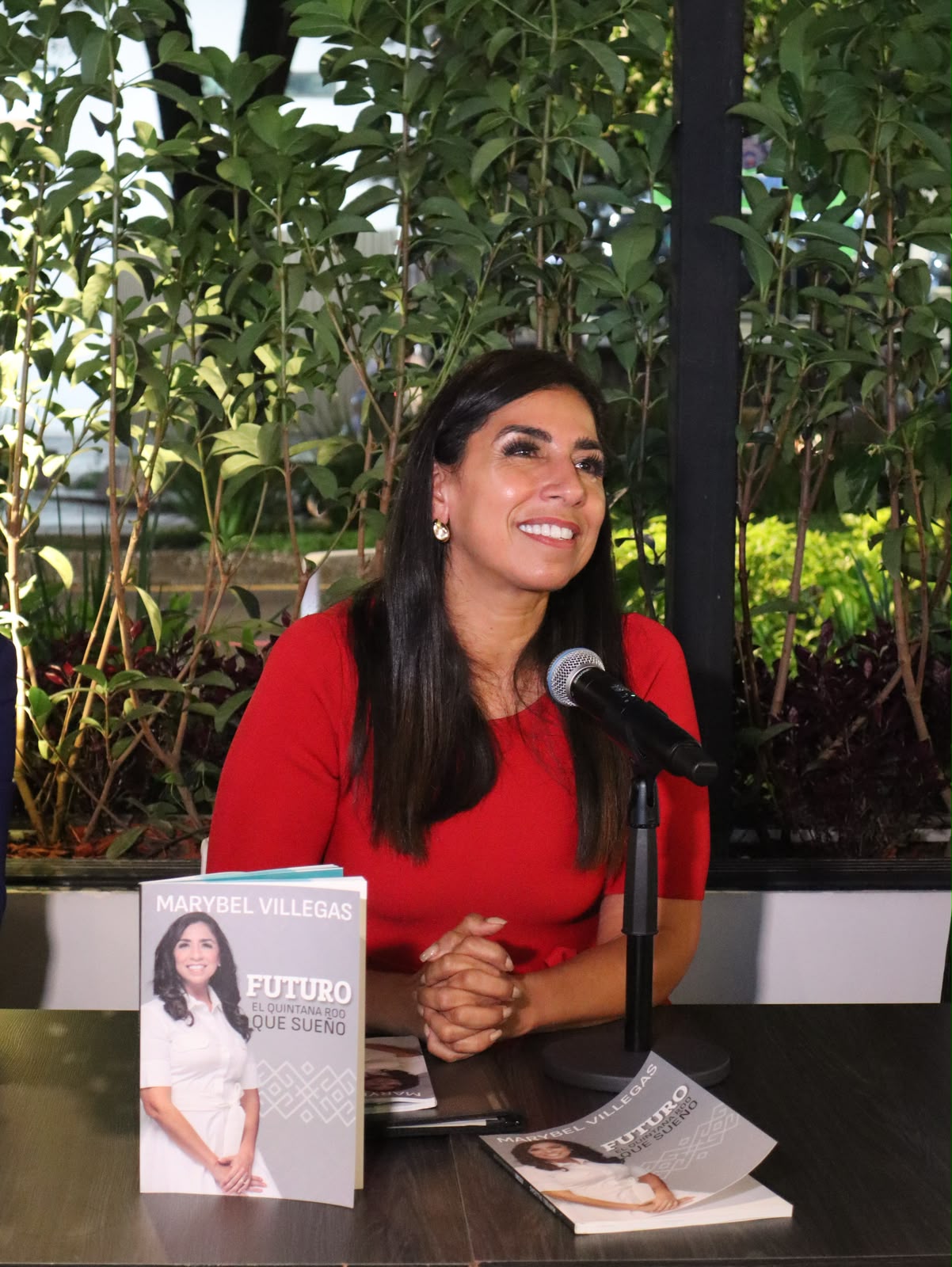 Marybel Villegas conversa durante la presentación de Futuro, el Quintana Roo que sueño