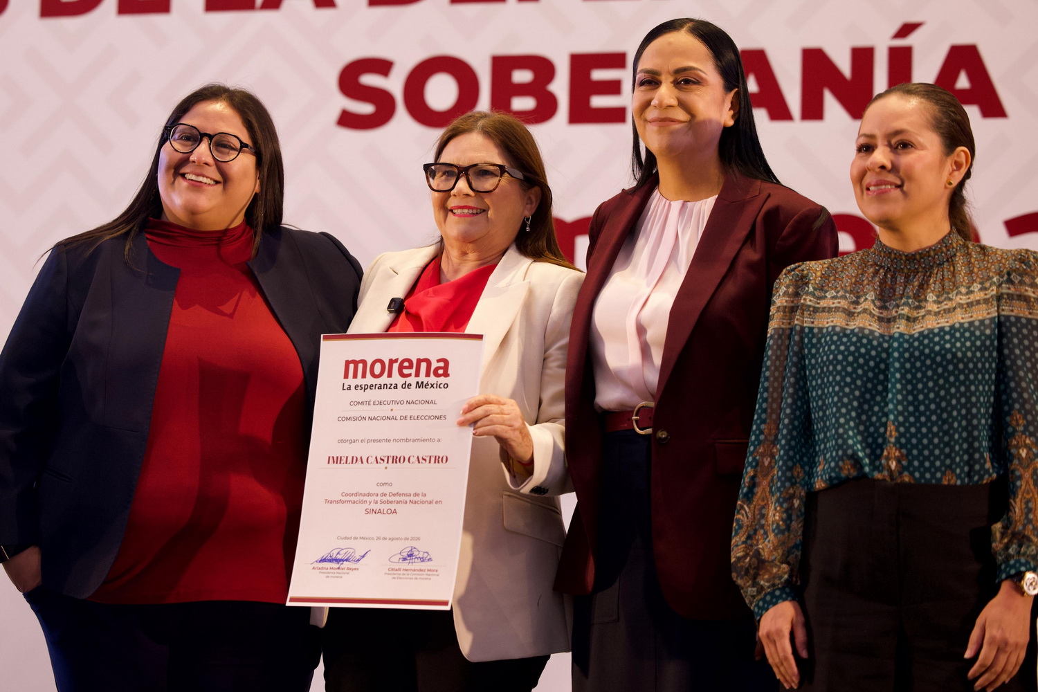 Imelda Castro muestra su nombramiento como coordinadora estatal de Morena junto a dirigentes nacionales