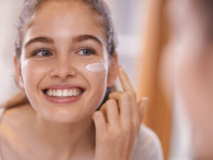 Tutoriales de belleza en redes podrían aumentar la exposición de adolescentes a sustancias químicas