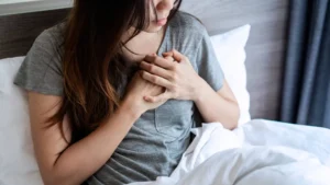 ¿Te despiertas con el corazón acelerado? Estas son las causas más comunes y cuándo preocuparse