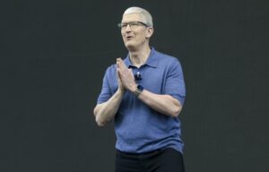 Tim Cook deja Apple tras llevarla a un valor de 4 billones de dólares
