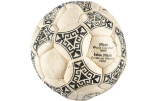Balón de la ‘Mano de Dios’ de Maradona se vende por 3.35 millones de dólares