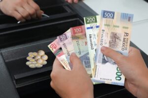 El peso mexicano avanza 0.98% en julio y acumula 3.84% en 2026