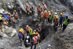 Nepal mantiene rescates tras hallar sobrevivientes 11 días después
