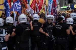 Detienen a decenas de manifestantes LGBT+ durante protesta en Turquía