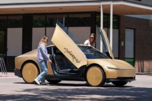 Tesla lanza el Cybercab: el robotaxi que no tiene volante ni pedales