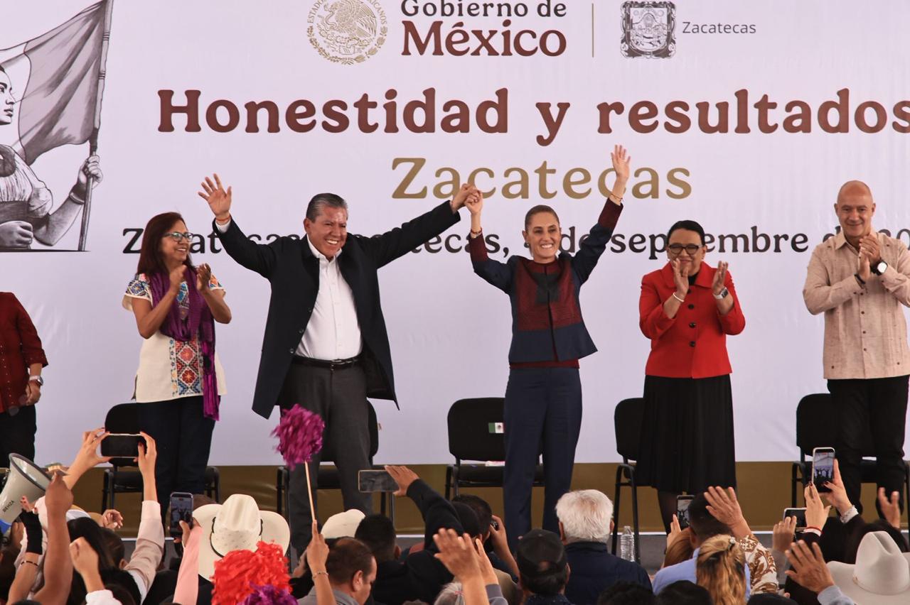 Claudia Sheinbaum y David Monreal saludan a asistentes en la Plaza de Armas de Zacatecas