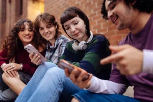 La ‘horda amable’ que usa TikTok para combatir el odio en internet
