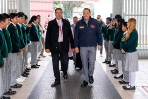 Cumple Ricardo Moreno con la comunidad escolar y entrega techumbre en secundaria Ignacio Ramírez